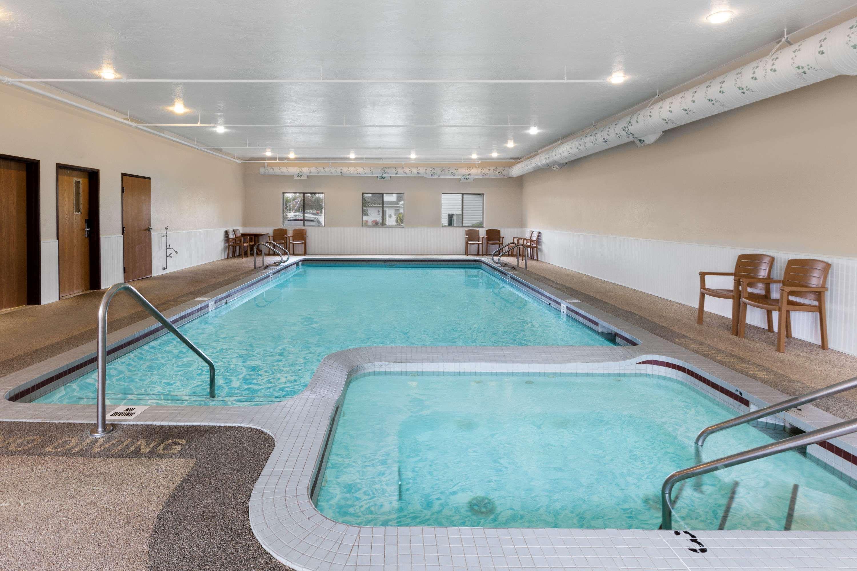 ซูเปอร์ 8 บาย วินด์แฮม เซนต์อิกเนซ Hotel ภายนอก รูปภาพ